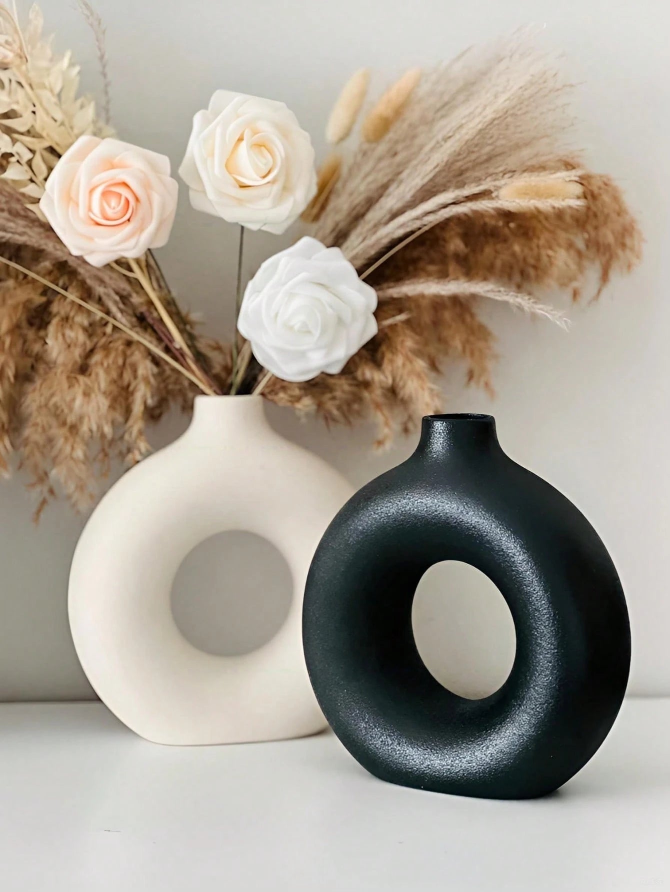 Black Circular Plastic Flower Vase – Modern Minimalist Vase for Dried & Faux Floral Arrangements
